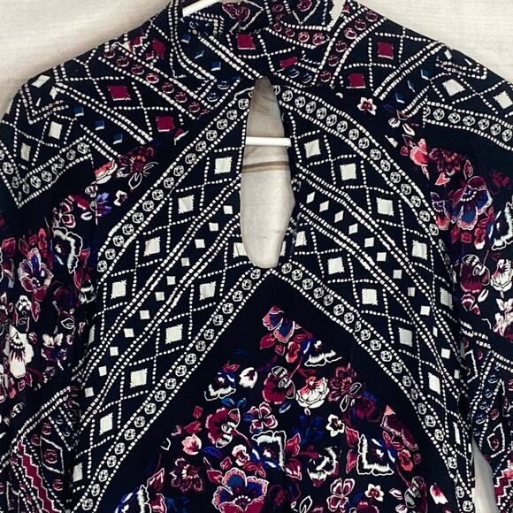 EXPRESS Black Keyhole Front Back Floral Geo Print Shift Dress Size XXS - Picture 2 of 7